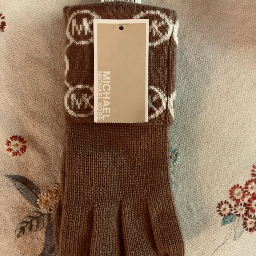 Michael by Michael Kors Jet Set Logo Cuff Knitted Gloves. Camel Color. One Size